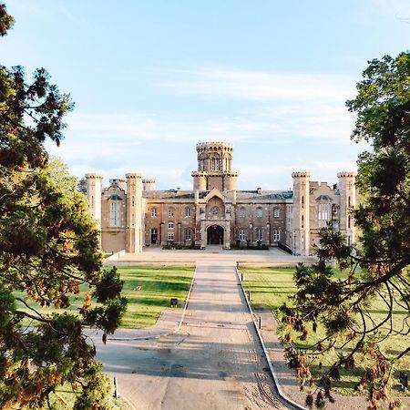 Hotel Studley Castle Exterior foto